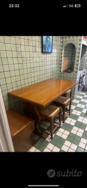 Tavolo in legno con panca e sgabelli
