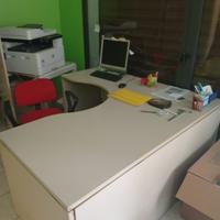 Lotto arredamento ufficio: scrivanie, armadi