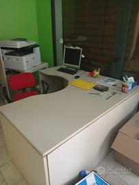 Lotto arredamento ufficio: scrivanie, armadi