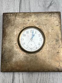 Orologio con bordo in metallo