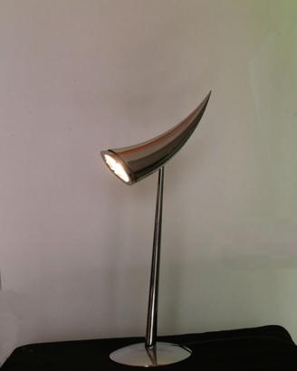 Lampada "ARA" di Philippe Starck (Designer) 1980