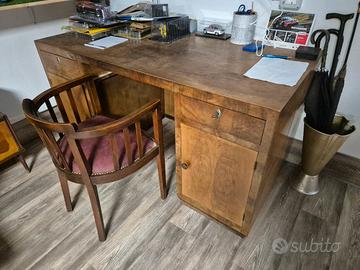 scrivania con sedia