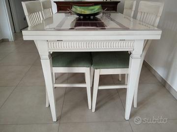 Tavolo in legno, apribile, completo di 4 sedie