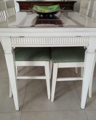 Tavolo in legno, apribile, completo di 4 sedie