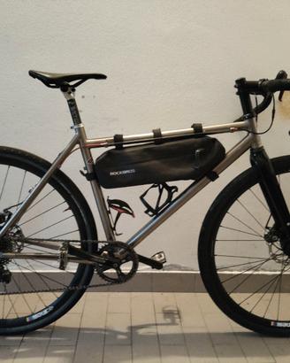 BICICLETTA GRAVEL/CICLOCROSS IN TITANIO
