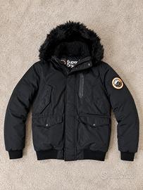 Giacca bomber Everest di Superdry in colore nero.