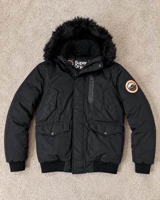 Giacca bomber Everest di Superdry in colore nero.