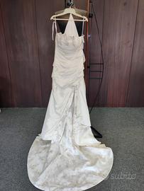 Abito da sposa con pizzo ricamato