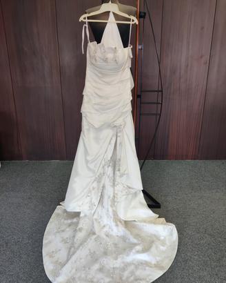 Abito da sposa con pizzo ricamato