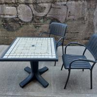 Tavolo e 2 sedie in plastica