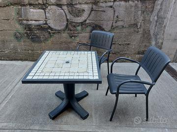 Tavolo e 2 sedie in plastica