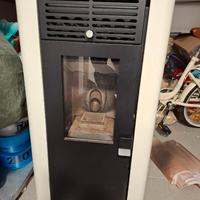 Stufa a pellet marca Prontocaldo 6kw con tubi