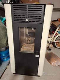 Stufa a pellet marca Prontocaldo 6kw con tubi