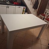 Tavolo bianco, stile moderno