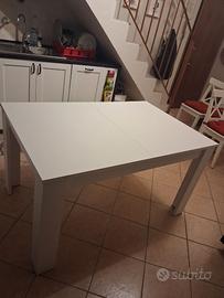 Tavolo bianco, stile moderno