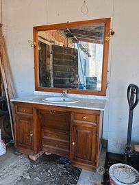 lavabo con piano in marmo e specchio