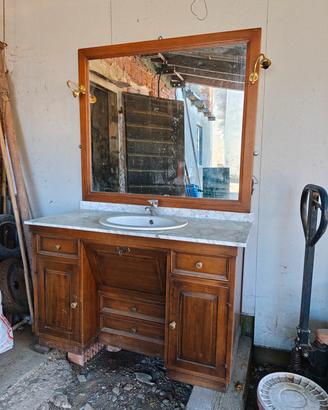 lavabo con piano in marmo e specchio