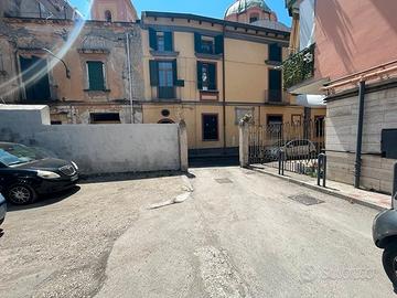 Barra-ampio locale ad uso garage con aree esterne