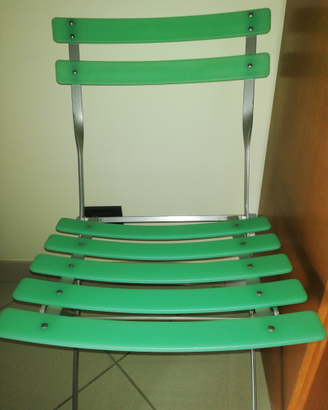 8 sedie di plastica colorata