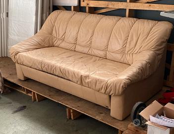 Salotto in vera pelle divano letto e due poltrone