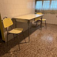 Tavolo in formica. vintage usato con 6 sedie