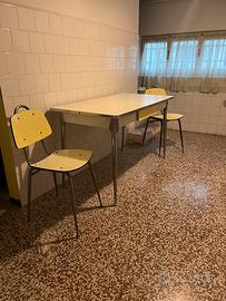 Tavolo in formica. vintage usato con 6 sedie