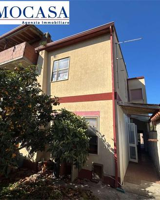 Casa di circa 200 mq con ampio giardino e posto au
