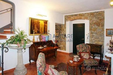 Rustico / Casale di 180 m² con 4 locali e box auto