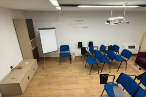 Negozio più stanza /deposito comunicante al garage