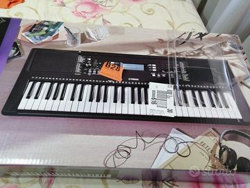 Pianola Yamaha PSR-E373