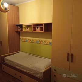 cameretta con letto con cassettoni, armadio, casse