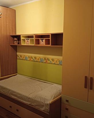 cameretta con letto con cassettoni, armadio, casse