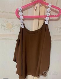 Top marrone con bretelline con fiori bianchi