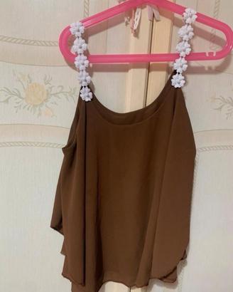 Top marrone con bretelline con fiori bianchi