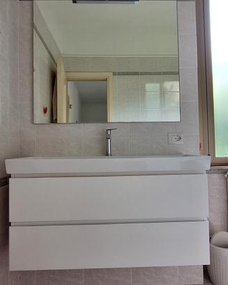 2 mobili bagno completi con specchio e rubinetti