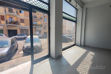 Ampio locale commerciale con due vetrine