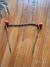 Antico fermacollo/fermacravatta sfere in corallo