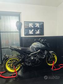 Yamaha Mt09 con ohlins