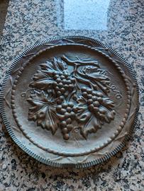 Piatto in rame decorativo in rilievo