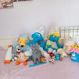 Peluche di varie dimensioni con libri 