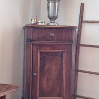 comodino alto arte povera