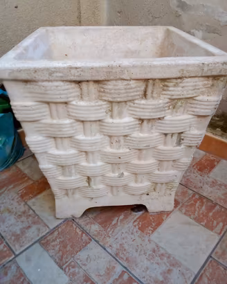 vaso usato in cemento bianco 