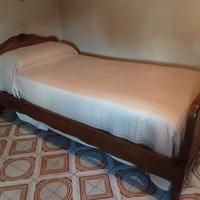 Letto singolo in legno massello color noce antico