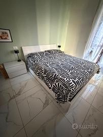 Camera matrimoniale: letto + comodini + comò