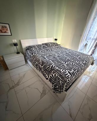 Camera matrimoniale: letto + comodini + comò