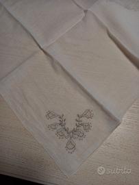 tovaglia ricamata a mano