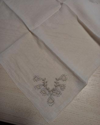 tovaglia ricamata a mano