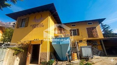 INVESTIMENTO CON PIAZZALE INTERNO PRIVATO