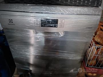 LAVASTOVIGLIE ELECTROLUX  13 COPERTI