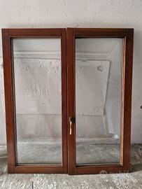 Finestre in legno con doppio vetro
